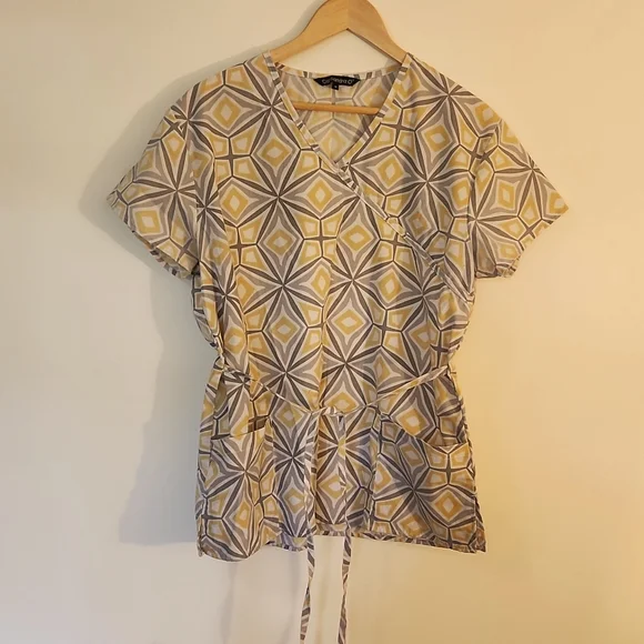 Grey Yellow Geometric Pattern Scrub Top - Picture 1 of 2
